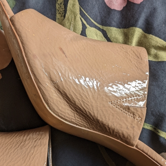 BCBG tan sandals. Sz 10. - Picture 6 of 6